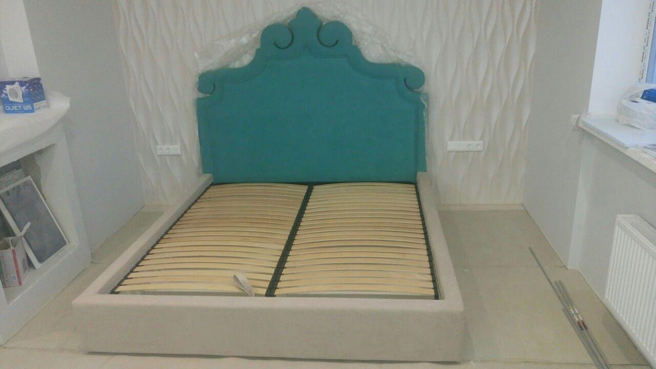 Бірюзове ліжко в спальню