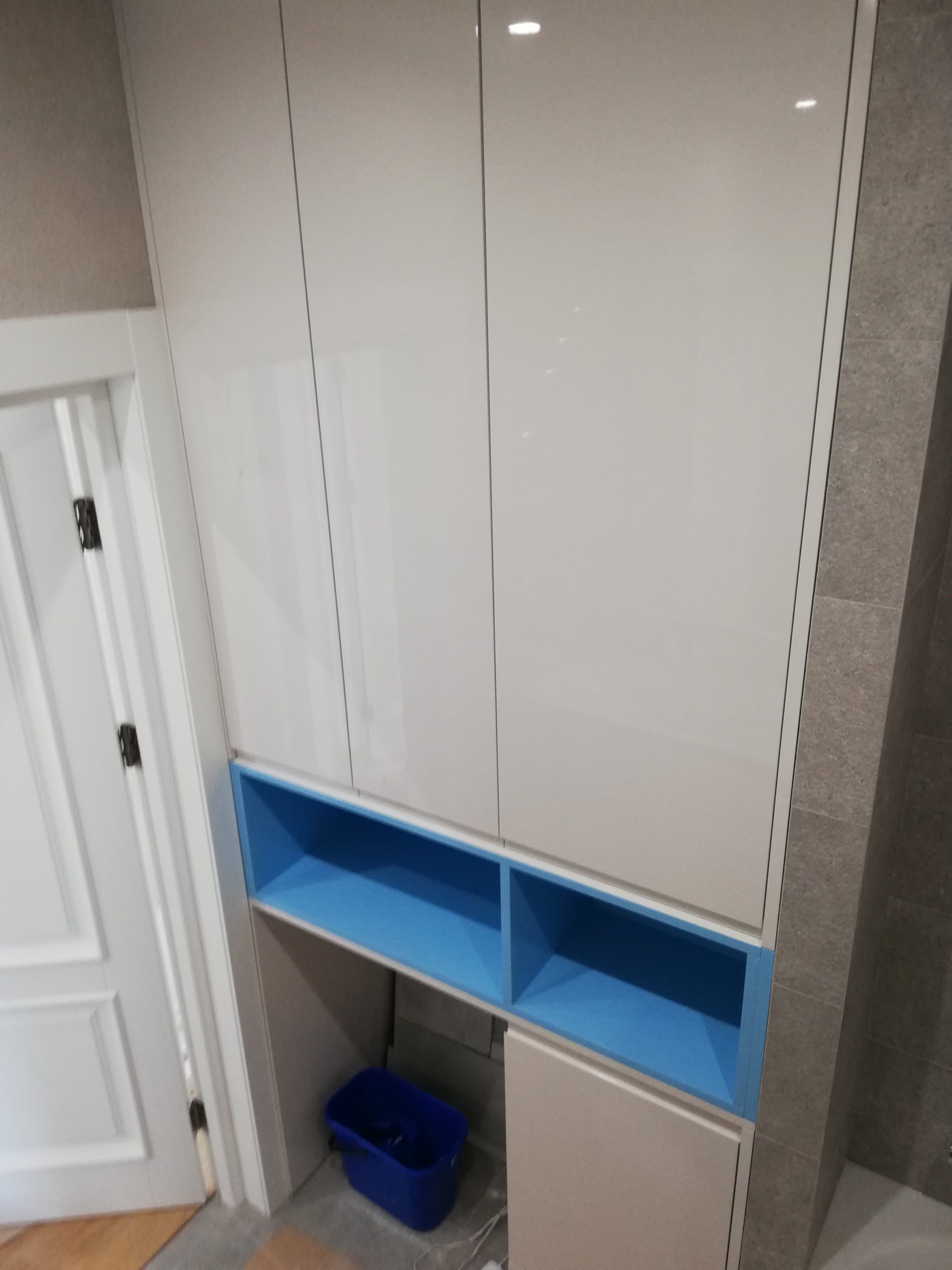 Умывальник и шкаф для инвертаря в ванную комнату