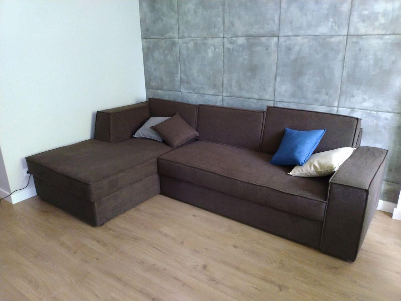 Коричневый угловой диван с подушками