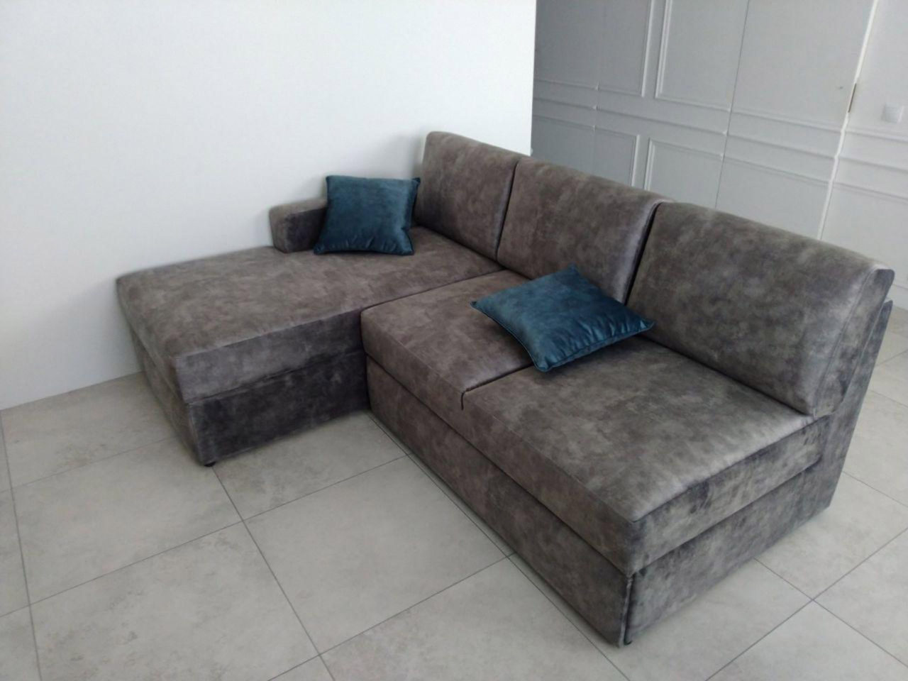 Коричневый диван с синими подушками