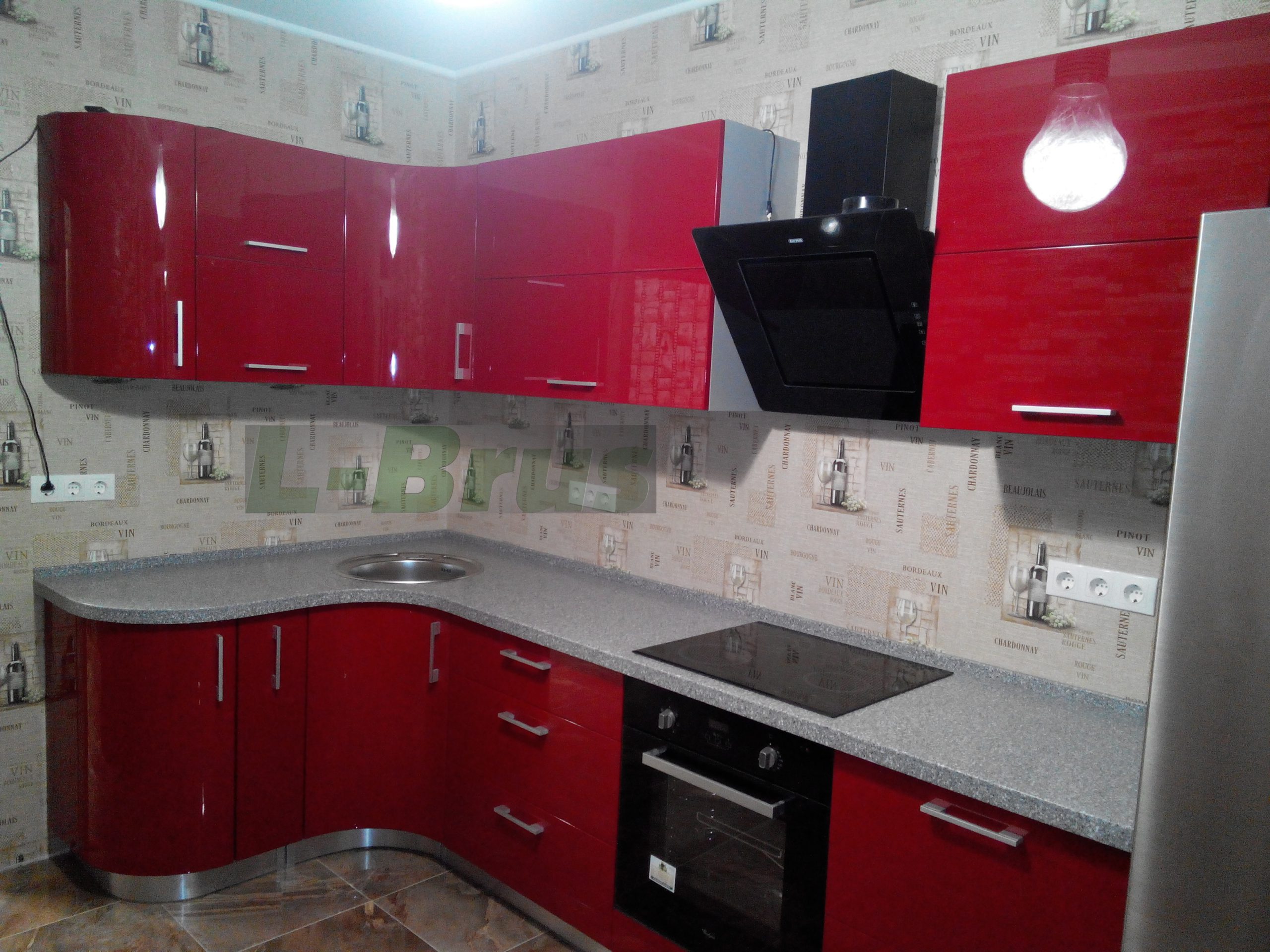 Угловая кухня с бордовыми фасадами и столешницей серый мрамор