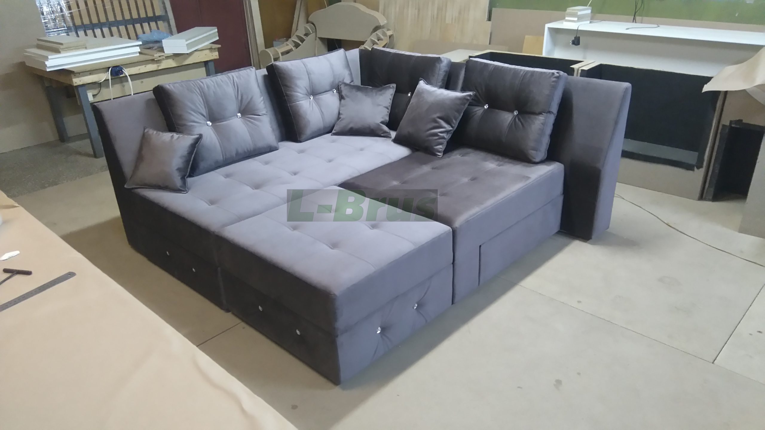 Серый угловой диван