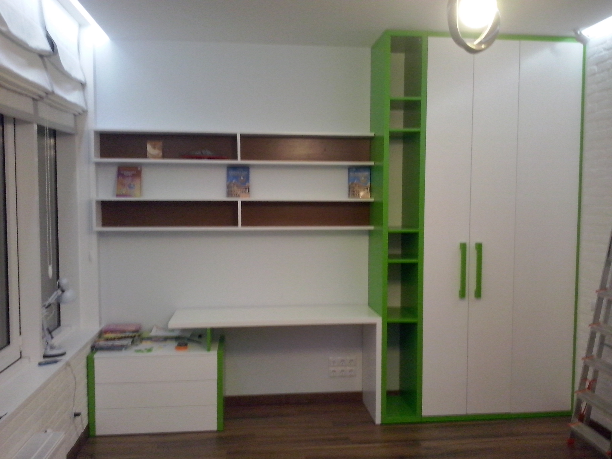 Бело-зеленая детская комната