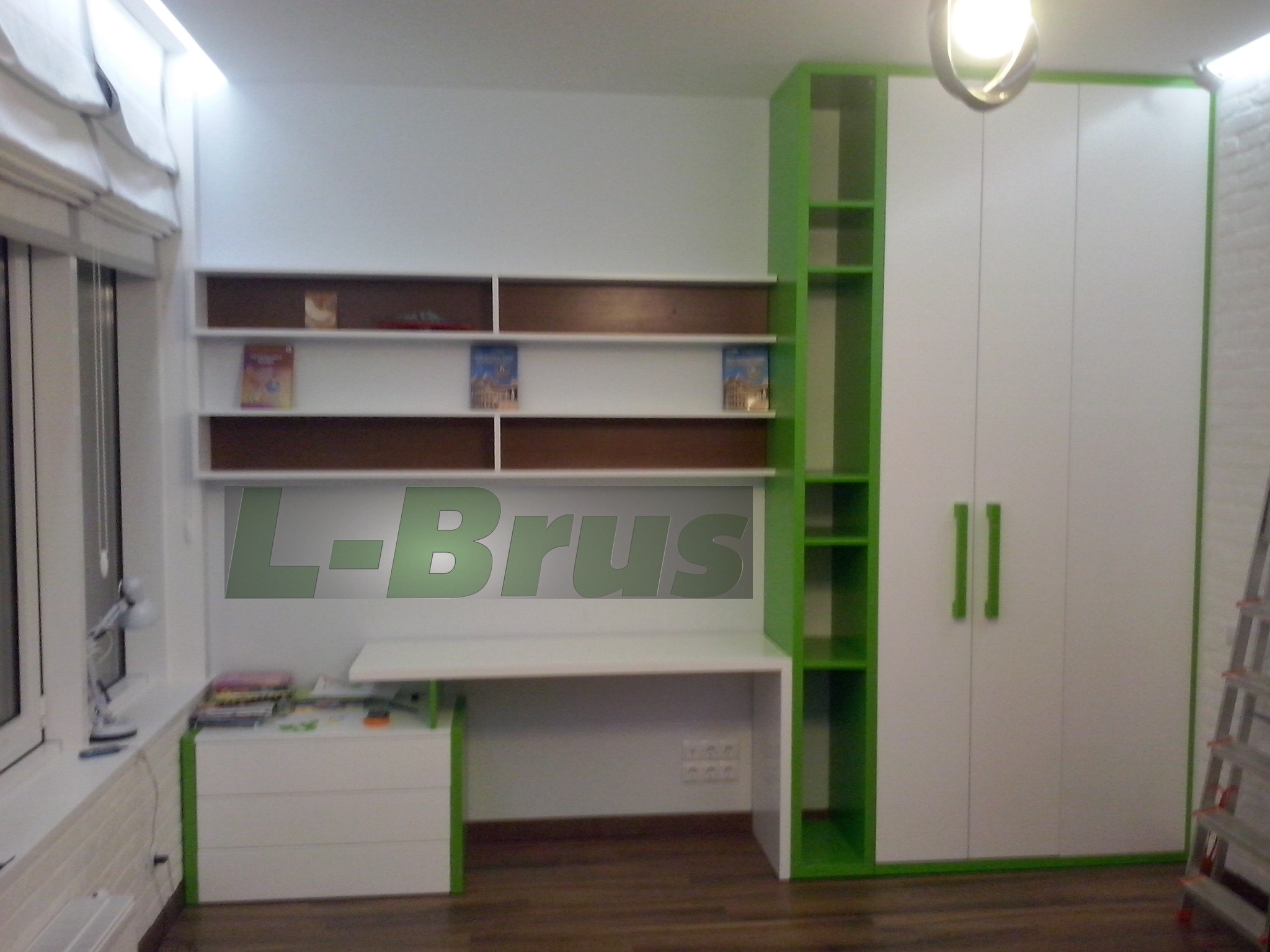 Бело-зеленный шкаф с письменым столом и книжными полками