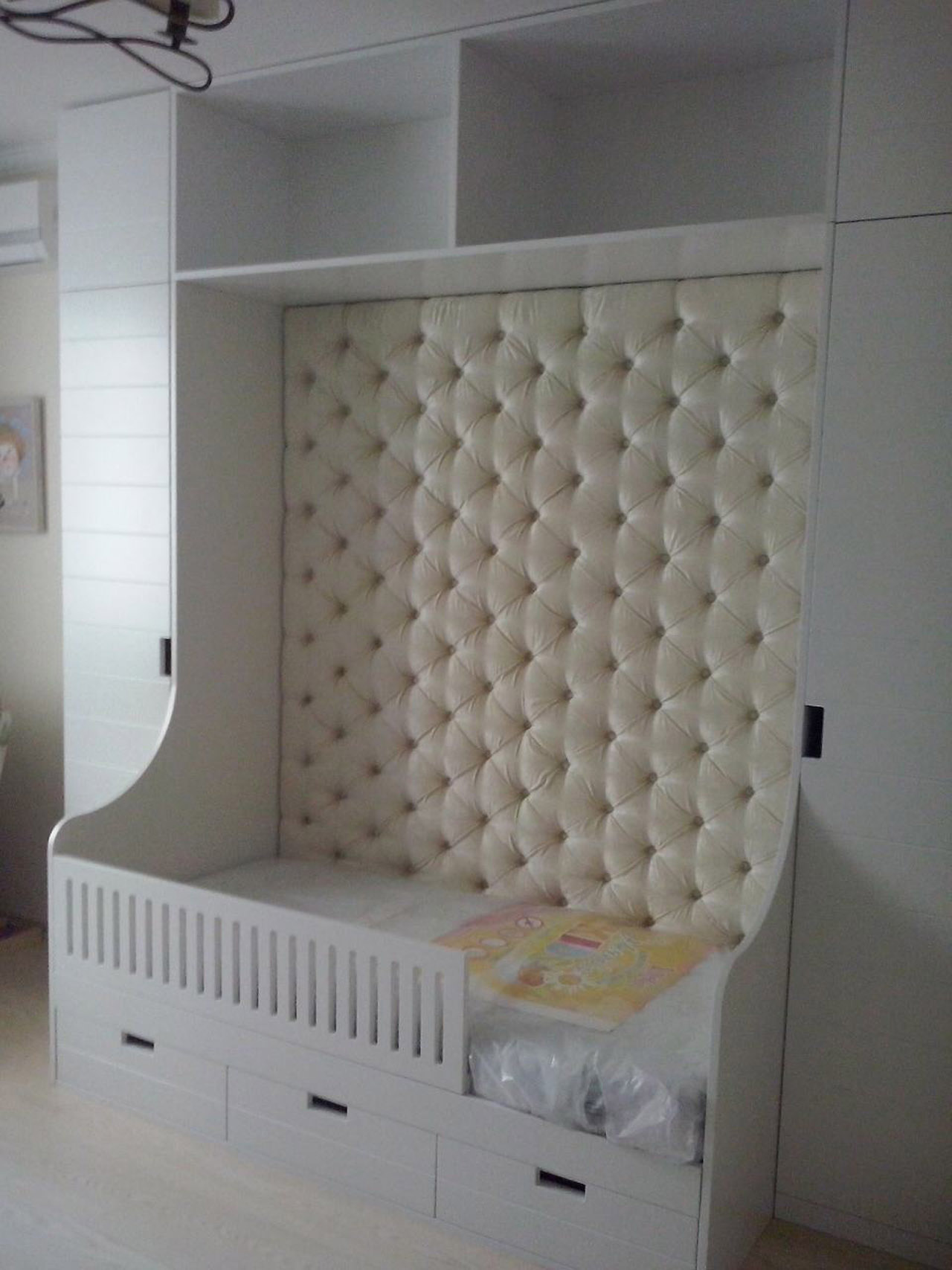 Детская кроватка встроенная в шкаф с мягкой стенкой