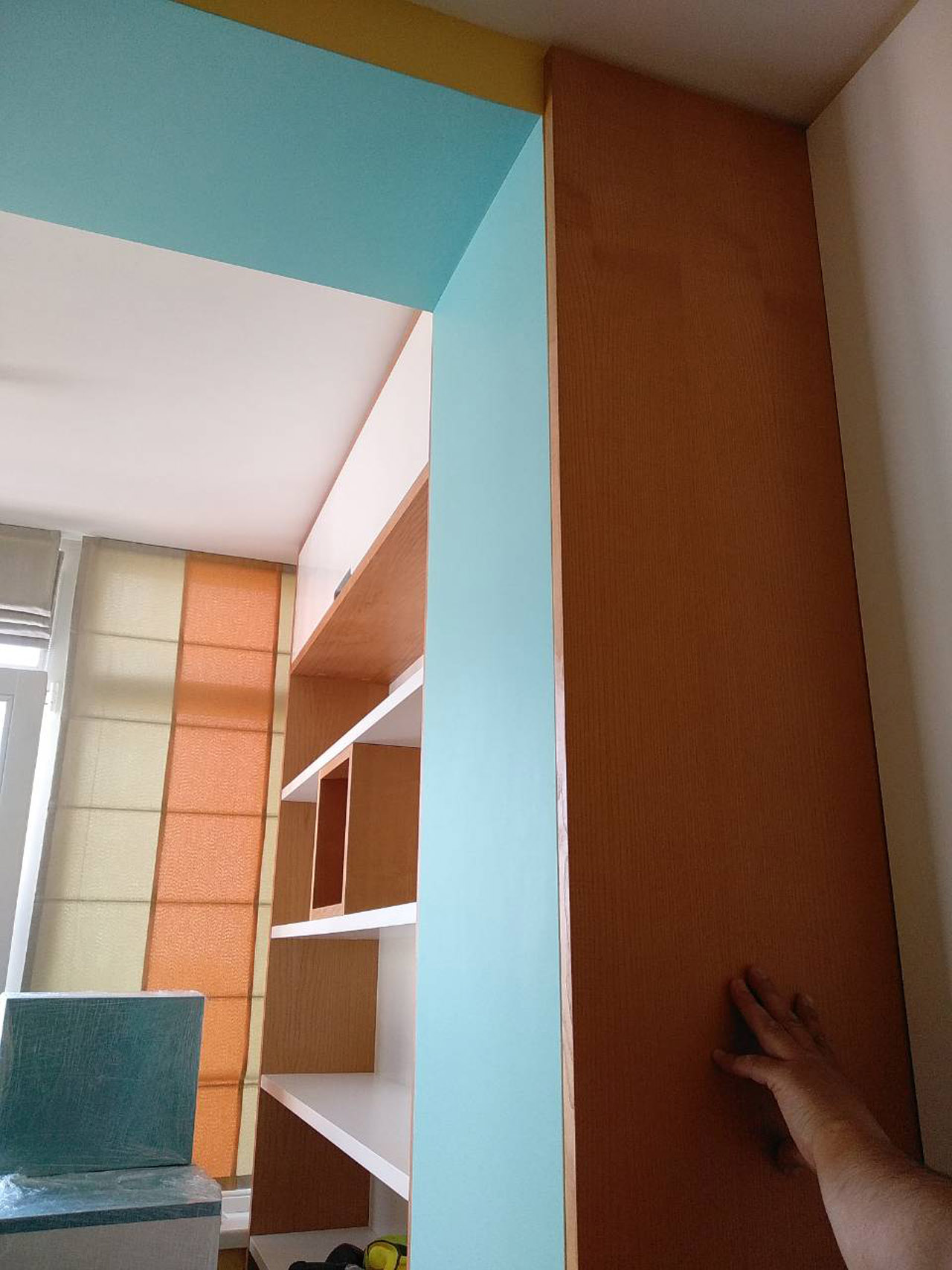 Разноцветная детская комната с голубыми стенами