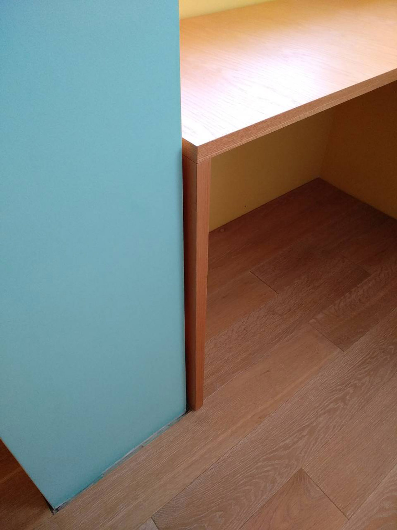 Разноцветная детская комната с голубыми стенами