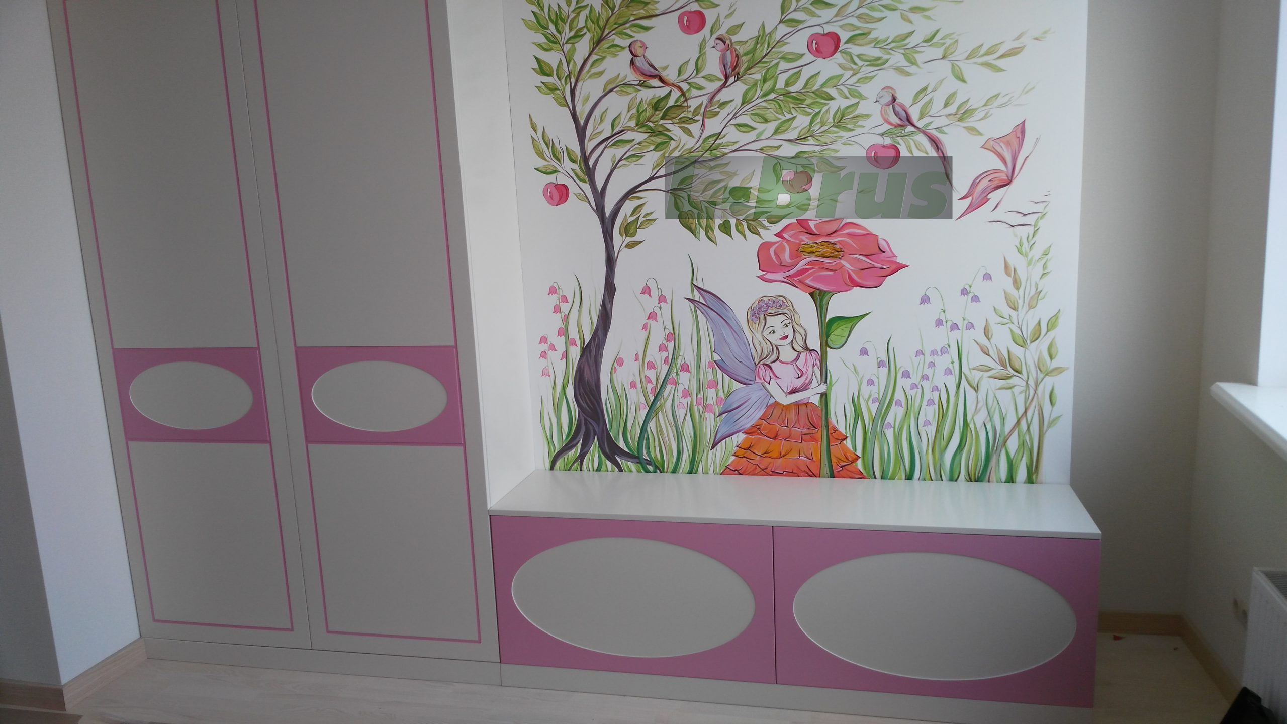 Детская комната с сиренивыми фасадами и декоративным рисунком
