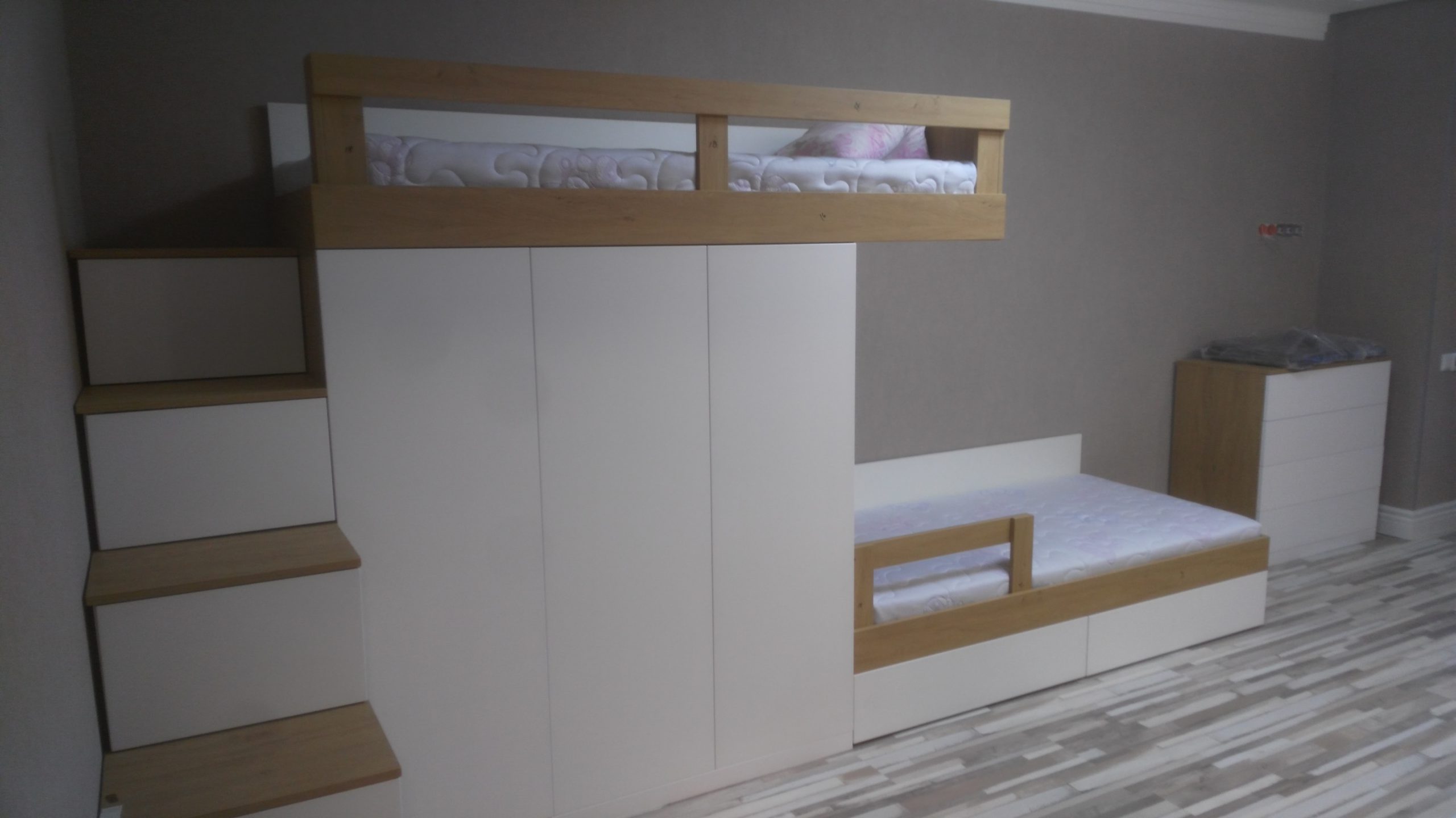 Двухэтажная кроватка в детскую комнату с тумбой и шкафчиком