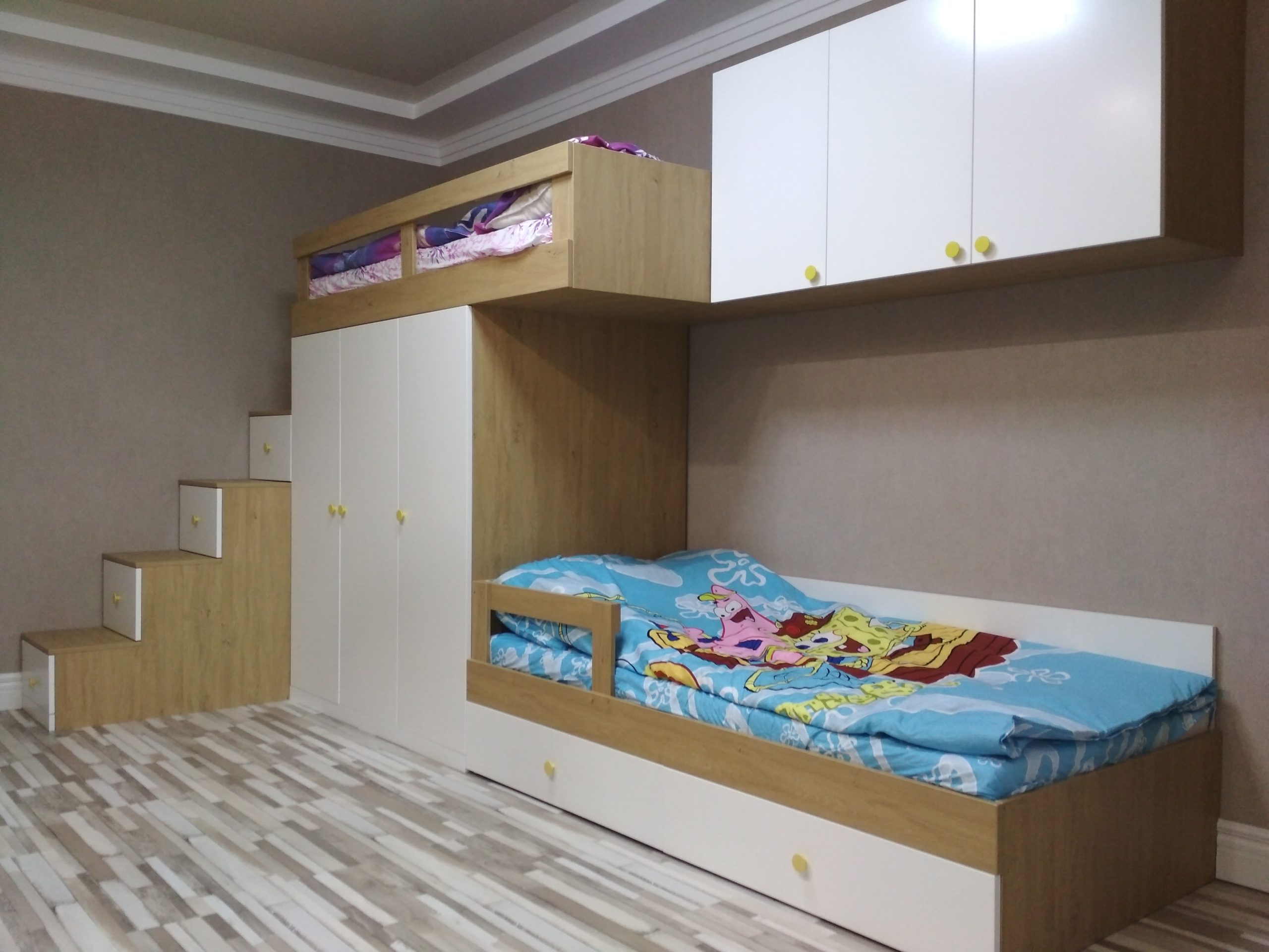 Двухэтажная кроватка в детскую комнату с тумбой и шкафчиком